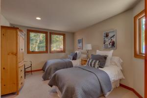Легло или легла в стая в Big John at Alpine Meadows- Mountain Views, Cozy Fireplace, Shuttle to Slopes!