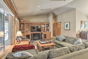 uma sala de estar com sofás, uma televisão e uma lareira em Bluerock Retreat - 3 BR West Shore Cabin - 3 Fireplaces, Short Drive to Skiing em Tahoe City