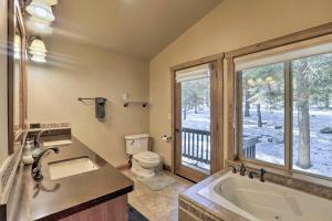 un bagno con vasca, WC e lavandino di Bluerock Retreat by Tahoe Getaways - 3 BR Pet-Friendly West Shore Cabin with 3 Fireplaces, Short Drive to Skiing a Tahoe City Altre 23 foto