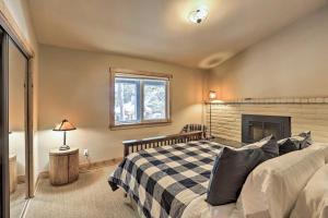 um quarto com uma cama e uma lareira em Bluerock Retreat - 3 BR West Shore Cabin - 3 Fireplaces, Short Drive to Skiing em Tahoe City