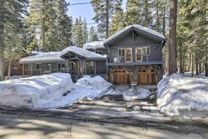 una casa ricoperta di neve nei boschi di Bluerock Retreat by Tahoe Getaways - 3 BR Pet-Friendly West Shore Cabin with 3 Fireplaces, Short Drive to Skiing a Tahoe City