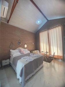 um quarto com duas camas num quarto em Pousada Estância da Pinha em Santo Antônio do Pinhal