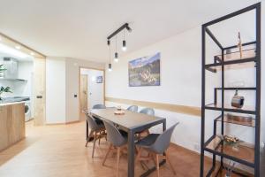 uma sala de jantar com mesa e cadeiras em Apartamento Baqueira pie pistas cota 1500 em Baqueira-Beret