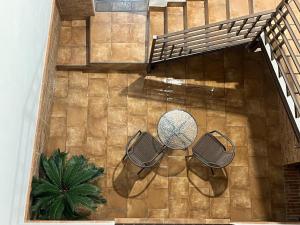 奧爾納丘埃洛斯的住宿－CASA MARTÍN，墙上有两把椅子和一张桌子
