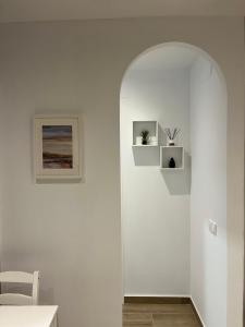 pared blanca con arco en una habitación en CASA MARTÍN, en Hornachuelos