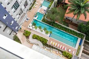 an overhead view of a building with a swimming pool at Modernos Flats no Setor Bueno TXP03 in Goiânia