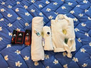 um par de toalhas e cosméticos numa cama em Appartement au centre ville de fès em Fez