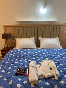- un lit avec des serviettes et du linge de lit dans l'établissement Appartement au centre ville de fès, à Fès