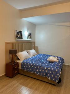 - une chambre avec un lit et une couette bleue dans l'établissement Appartement au centre ville de fès, à Fès