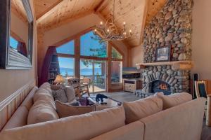 Khu vực ghế ngồi tại Crystal Lakeview Lodge by Tahoe Getaways - Private Hot Tub, Foosball Table & Tahoe Park HOA