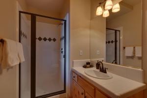 Phòng tắm tại Crystal Lakeview Lodge by Tahoe Getaways - Private Hot Tub, Foosball Table & Tahoe Park HOA +23 ảnh