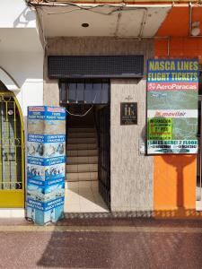 un edificio con una puerta con un cartel. en Hostal Boulevard, en Nazca