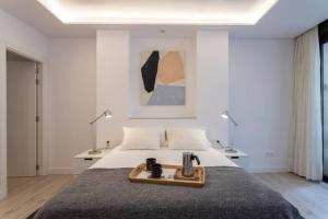 een slaapkamer met een bed en een dienblad bij Ap. Marbella centro in Marbella