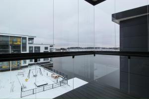 vista su un edificio con piscina d'acqua di City Apartment Kallaveden Marina a Kuopio