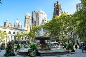 une fontaine au milieu d'une ville dans l'établissement Courtyard by Marriott New York Manhattan/ Fifth Avenue, à New York