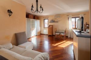 - un salon avec un canapé blanc et une table dans l'établissement Appartamento Roma Anagnina riservato e tranquillo, à Rome
