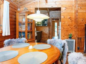 Fårvangにある4 person holiday home in F rvangのダイニングルーム(木製テーブル、椅子付)