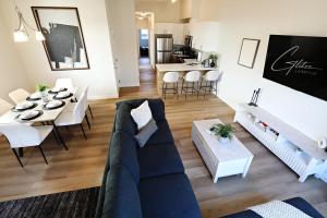 een woonkamer met een bank en een tafel en stoelen bij Central 5 Bedroom,Rogers,Commonwealth,NAIT in Edmonton