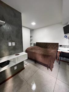 1 dormitorio con cama, escritorio y lavamanos en STUDIO 304 | WIFI 600MB | RESIDENCIAL JC, um lugar para ficar. en Belém