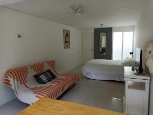 - un salon avec un lit et un canapé dans l'établissement Studio - MOLAS by Walter de la Renta, à Cancún
