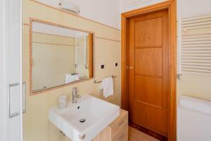 a bathroom with a sink and a mirror and a tub at Gino Capponi House in Rome