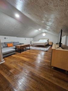 een woonkamer met een bank en een bed bij Clinton Studio in Lafayette