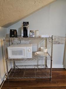 un forno a microonde su una mensola in cucina di Clinton Studio a Lafayette