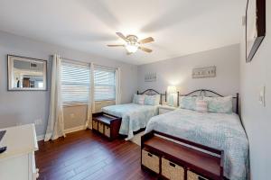 - une chambre avec 2 lits et un ventilateur de plafond dans l'établissement Regency Towers W 101, à Pensacola Beach