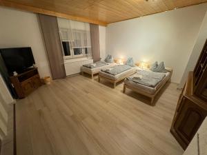 Llit o llits en una habitació de II Apartment Dingolfing Ferienwohnung Kronwieden II