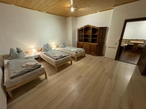 een kamer met 2 aparte bedden en een kast bij II Apartment Dingolfing Ferienwohnung Kronwieden II in Loichinger Mühle