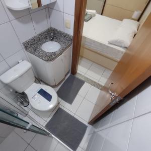 ブラジリアにあるFLAT MODERNO SUDOESTE Ed Vienna Cozinha completa,wi-fi rápido ar condicionadoのトイレと洗面台のある小さなバスルーム
