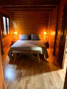 1 dormitorio con 1 cama en una cabaña de madera en La Casa del Valle, en Santa Cruz de Tenerife