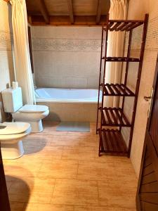 een badkamer met een toilet en een bad bij La Casa del Valle in Santa Cruz de Tenerife