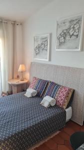 クアルテイラにあるMusa Marのベッドルーム1室(ベッド1台、ソファ、枕付)