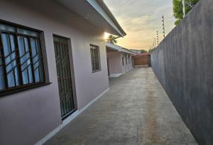 einen leeren Flur eines Gebäudes mit einem Zaun in der Unterkunft Apartamento boa vista RR in Boa Vista