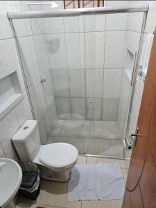 uma casa de banho com um chuveiro, um WC e um lavatório. em Apartamento boa vista RR em Boa Vista