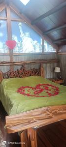 Un dormitorio con una cama con flores. en Cabaña en el Arbol Picasso, en Bogotá