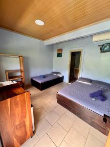 a bedroom with two beds and a wooden ceiling at Hotel Ticozuma in Montezuma