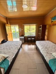 蒙特蘇馬的住宿－Hotel Ticozuma，一间设有两张床和椅子的房间