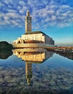 un edificio con una torre de reloj en el agua en North Africa Casablanca en Casablanca