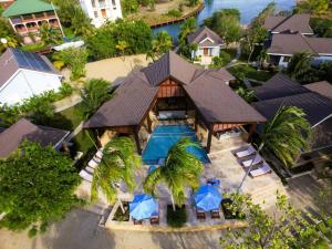 - une vue aérienne sur une villa avec une piscine dans l'établissement The Enclave - Your Own Private Island Retreat, à Placencia