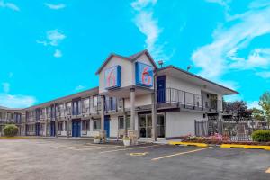 a hotel exterior with a parking lot at Motel 6-Oshkosh, WI in Oshkosh