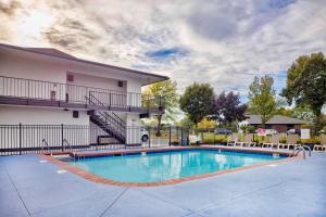 una piscina frente a un edificio en Motel 6-Oshkosh, WI en Oshkosh