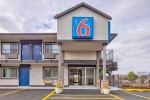 un edificio con un letrero número seis en un estacionamiento en Motel 6-Oshkosh, WI en Oshkosh
