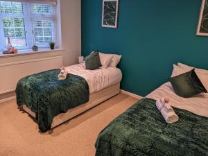 um quarto com 2 camas e uma janela em Woodland Green - BHX, NEC, HS2 em Marston Green