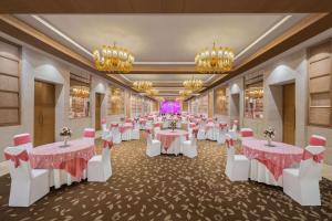 Restaurace v ubytování Radisson Blu Hotel New Delhi Dwarka + 37 fotografií