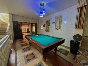 una sala biliardo con tavolo da biliardo di Villa Garza Inn a Guayaquil