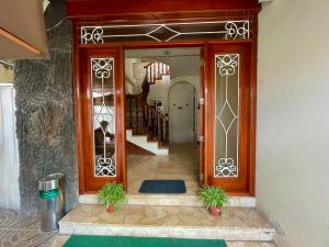 eine Eingangstür eines Hauses mit einer Treppe in der Unterkunft Villa Garza Inn in Guayaquil