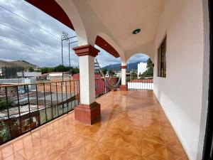 balcón con vistas a la ciudad en Casa EL Mundo, en Oaxaca City