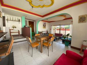 een woonkamer met een tafel en stoelen bij Casa EL Mundo in Oaxaca City